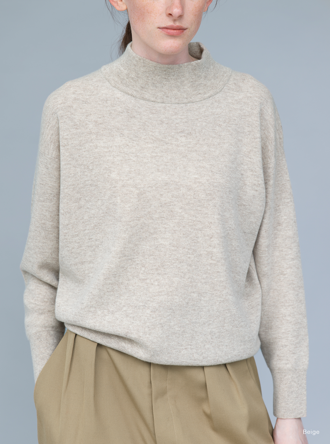 BATONER SUNSHINE CASHMERE MOCK NECK / BEIGE / ディテール・着用イメージ